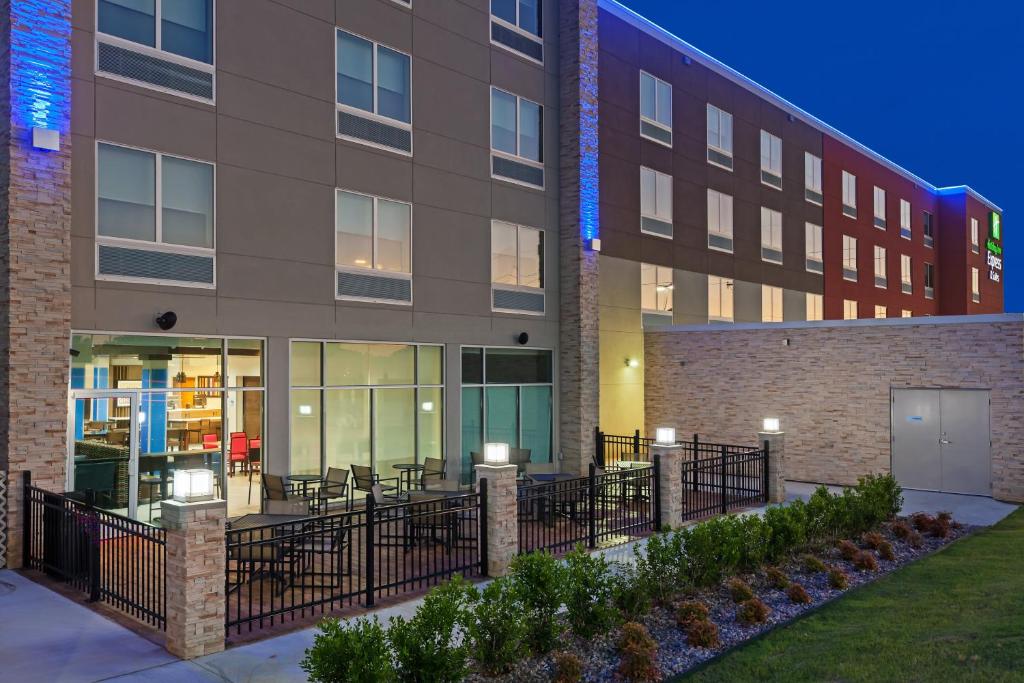 Holiday Inn Express & Suites Tulsa South - Woodland Hills an IHG Hotel Main image 2